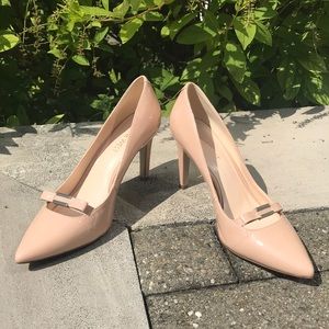 Nine West nude pumps metal bow detail sz 6.5
